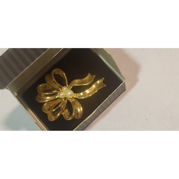 vintage avon pearly bow pin broach gold tone pearl 1995 with box - Picture 1 of 10